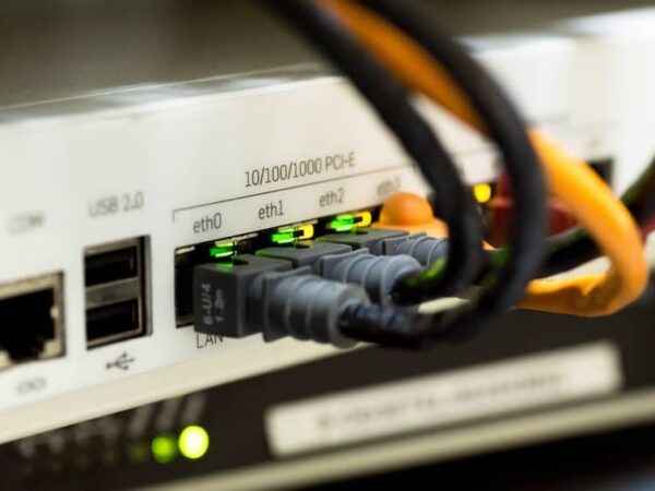 servicios profesionales de telecomunicaciones: instalación de antenas de televisión y puntos de conexión a internet